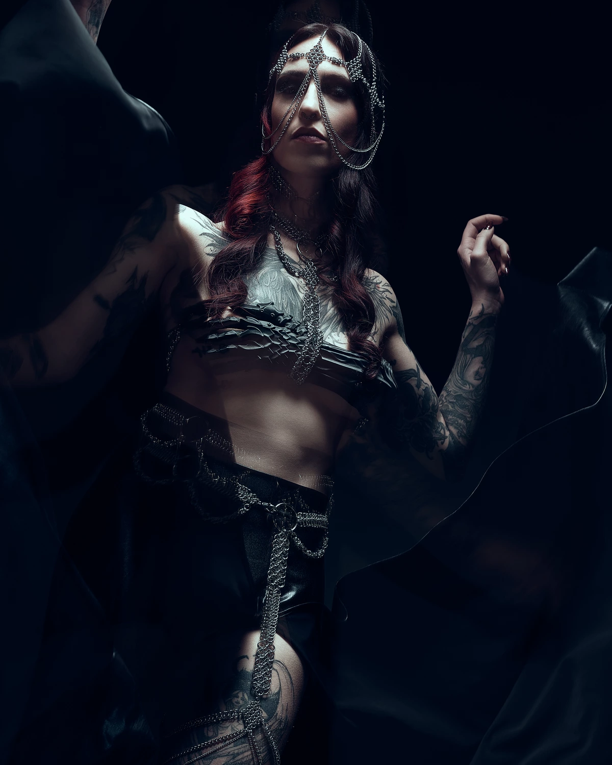 Création Twisted Ego Couture : coiffe et harnais en chaînes, portrait en clair-obscur