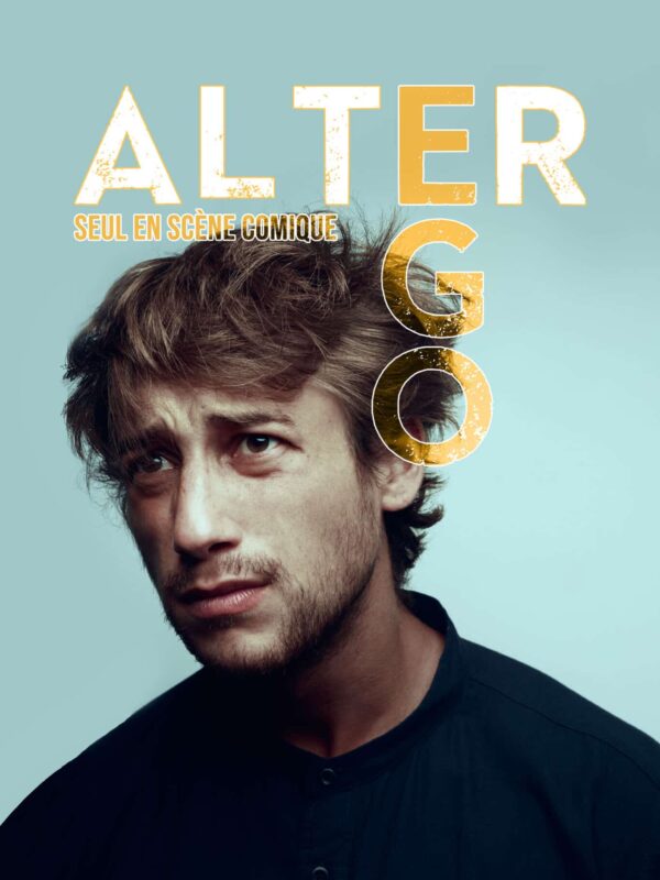 Un homme aux cheveux ébouriffés et à l'expression contemplative regarde légèrement sur le côté. Au-dessus de lui, on peut lire ALTER EGO en gros caractères et SEUL EN SCÈNE COMIQUE en plus petit. L'arrière-plan est bleu clair et met en scène le comédien Luca Colucci.